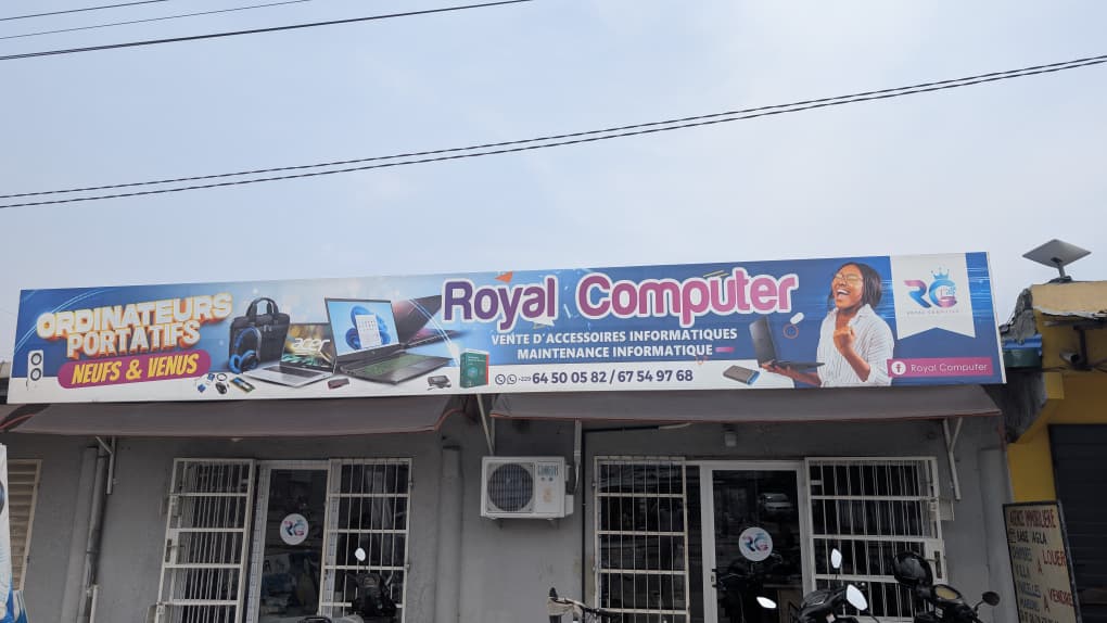 Intérieur de la boutique Royal Computer ou équipe